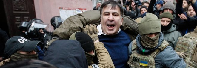Kiev, Saakashvili minaccia suicidio dopo perquisizione: fermato I sostenitori lo liberano