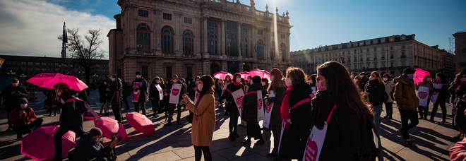 Pnrr, donne e giovani in piazza Montecitorio: «I fondi destinati a noi non bastano»