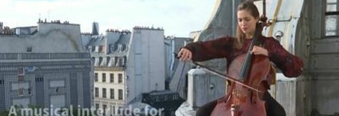 La violoncellista che suona sui tetti dei musei di Parigi: «La bellezza ci salverà»