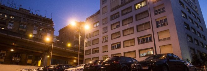 La palazzina dalla quale si è lanciato il giovane