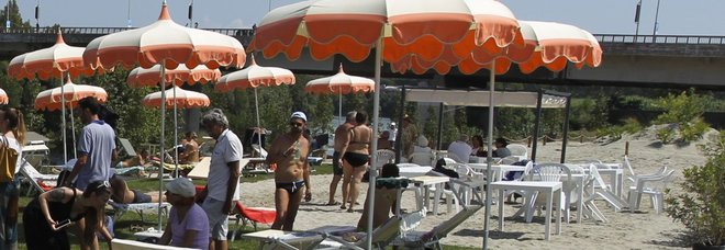 Spiaggia di Roma, c'è l'inchiesta
sul patto tra Comune e rom Spiaggia di Roma, c'è l'inchiesta
sul patto tra Comune e rom