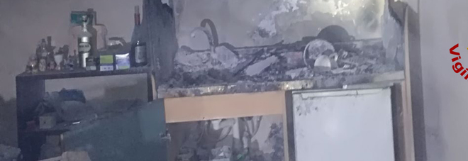 Dimora nobiliare a fuoco in centro: salvati gli inservienti e la proprietaria Dimora nobiliare a fuoco in centro: salvati gli inservienti e la proprietaria