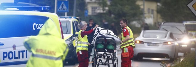 Bianco in uniforme spara sui fedeli: terrore in moschea vicino Oslo