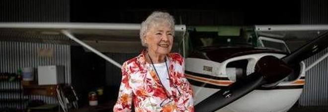 Betty, la nonna aviatrice a 90 pilota ancora il suo aereo: «Mi sento meglio che in auto»