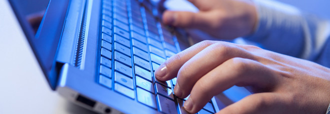 Adescava minorenni sui social: arrestato 37enne. Vittime anche a Bari e Taranto Adescava minorenni sui social: arrestato 37enne. Vittime anche a Bari e Taranto