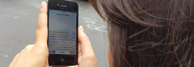 Occhi fissi sullo smartphone Occhi fissi sullo smartphone