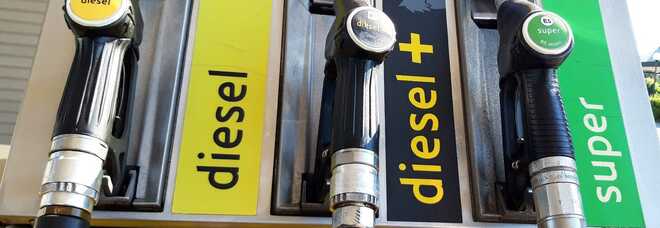 Prezzi benzina e diesel, continua il rialzo: ecco quanto costa oggi