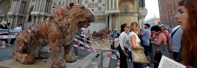 Leoncino imbrattato, giustificazione dei vandali: «Avevamo bevuto, è stata una bravata»