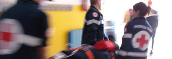 Ragazza di 15 anni si getta dal quinto piano di casa: gravissima in ospedale Ragazza di 15 anni si getta dal quinto piano di casa: gravissima in ospedale