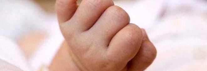 Bambina di 17 mesi muore dopo quattro visite mediche: tosse e febbre non passavano. Indagati quattro pediatri