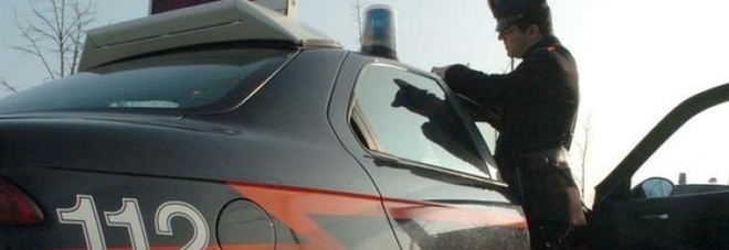 In moto senza casco offre 50 euro ai carabinieri In moto senza casco offre 50 euro ai carabinieri