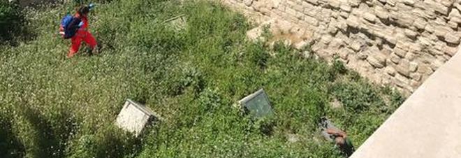 Trani, turista precipita nel fossato del castello Trani, turista precipita nel fossato del castello