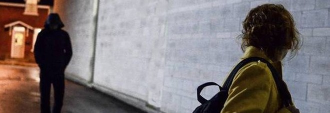 Perde la testa per la cameriera e trasforma la sua vita in un incubo Perde la testa per la cameriera e trasforma la sua vita in un incubo