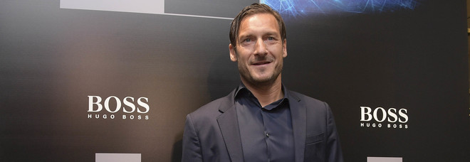 Amici, Totti special guest del serale canta Grazie Roma insieme a Morandi. Poi costringe Gianni a palleggiare