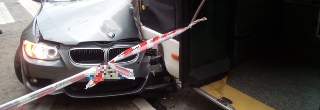 Bmw si schianta contro l'autobus a Udine