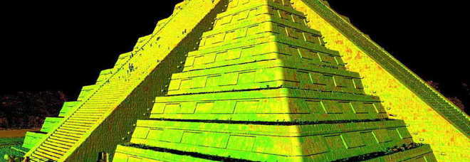La piramide di Chichen Itza, in Messico