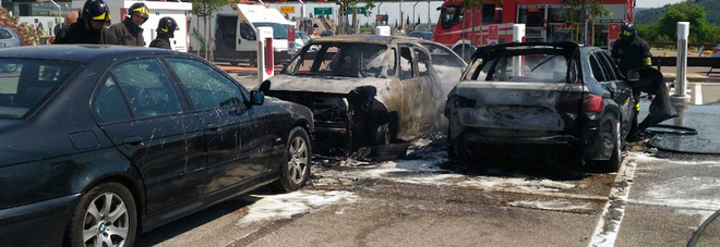Bmw va a fuoco nel parcheggio del casello: 4 auto distrutte, 2 danneggiate Bmw va a fuoco nel parcheggio del casello: 4 auto distrutte, 2 danneggiate
