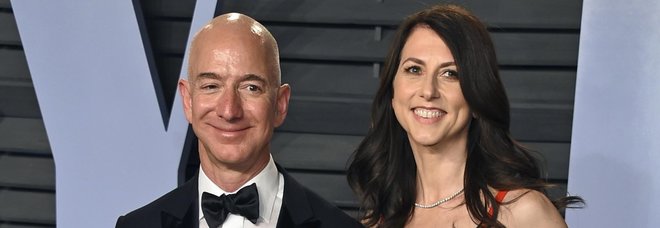 Amazon, Jeff Bezos divorzia dalla moglie dopo 25 anni: ora potrebbe perdere il titolo di uomo più ricco al mondo