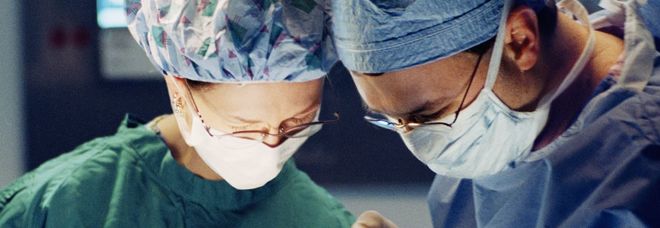 Crescono le donne in sala operatoria, le dottoresse vincono sempre più contratti di formazione