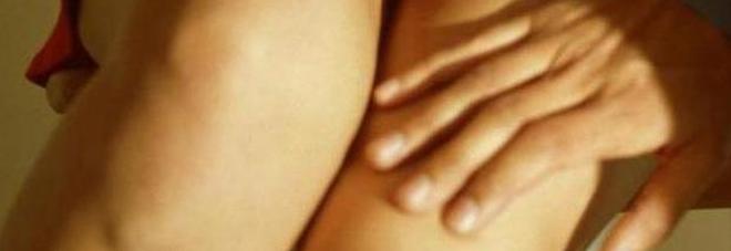 «Ti è caduto l'anello, eccolo»: poi allunga le mani e tenta di baciarla «Ti è caduto l'anello, eccolo»: poi allunga le mani e tenta di baciarla