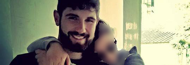 Poliziotto si spara con la pistola d'ordinanza a casa della fidanzata Poliziotto si spara con la pistola d'ordinanza a casa della fidanzata