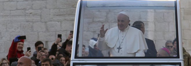 Coronavirus, Papa Francesco a Bari. Pochi con le mascherine: «Il virus? A 900 chilometri di distanza»