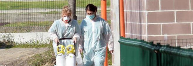 Coronavirus, Spagna al collasso: anziani abbandonati e trovati morti nei letti delle case di riposo