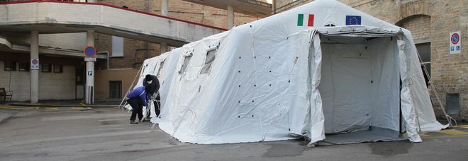 Tre morti di Coronavirus al Murri: tende da campo fuori dall'ospedale