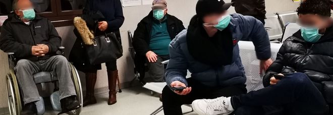 Coronavirus, il super-contagio della paura: «Tossisco, ho paura del virus. Mi fa il tampone?»