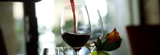 5 bicchieri di vino a settimana accorciano la vita: le ricerche che cambiano i parametri sull'alcol