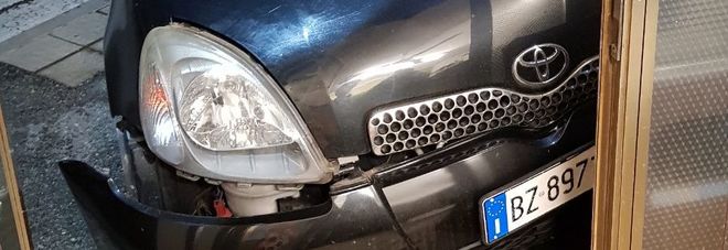 L'auto del marocchino piombata sulla porta del locale pubblico L'auto del marocchino piombata sulla porta del locale pubblico