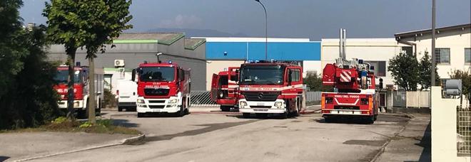 Incendio all'interno di una ditta di componenti elettrici: locali invasi dal fumo. Un intossicato