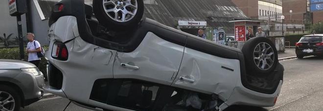 Roma, jeep Renegade investe cinque auto e si ribalta a Spinaceto Roma, jeep Renegade investe cinque auto e si ribalta a Spinaceto