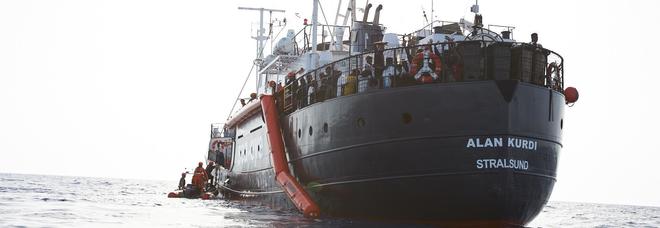 Coronavirus, il ministro De Micheli: «Per i migranti della Alan Kurdi quarantena in un'altra nave»