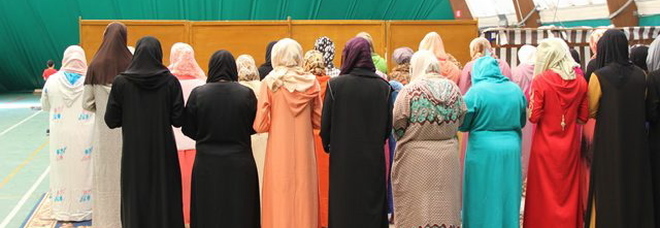 Islamici non stringono la mano al sesso opposto: negata la cittadinanza Islamici non stringono la mano al sesso opposto: negata la cittadinanza