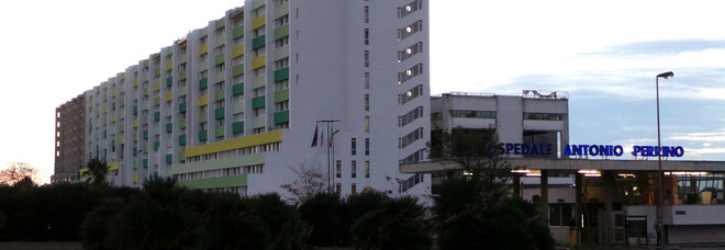 Due notti in fin di vita sulle scale dopo la caduta: muore in ospedale