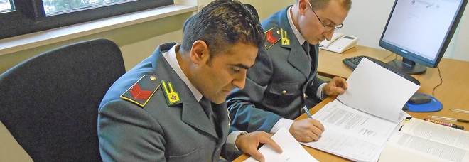 Lavoro straordinario: per oltre 400 operai la busta paga era taroccata Lavoro straordinario: per oltre 400 operai la busta paga era taroccata