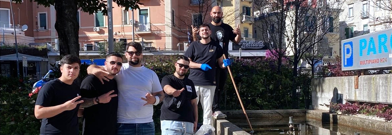 Napoli, volontari puliscono la fontana di piazza Arenella