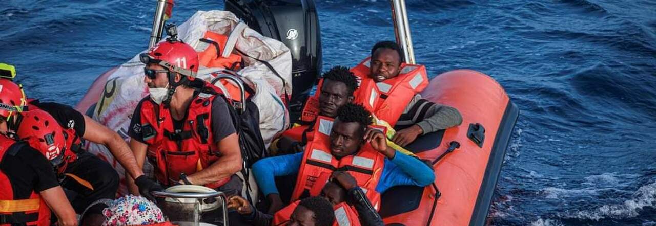 Un momento del salvataggio a largo di Lampedusa
