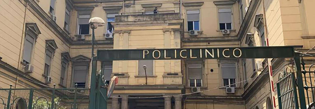 Il Vecchio Policlinico di Napoli, in piazza Miraglia