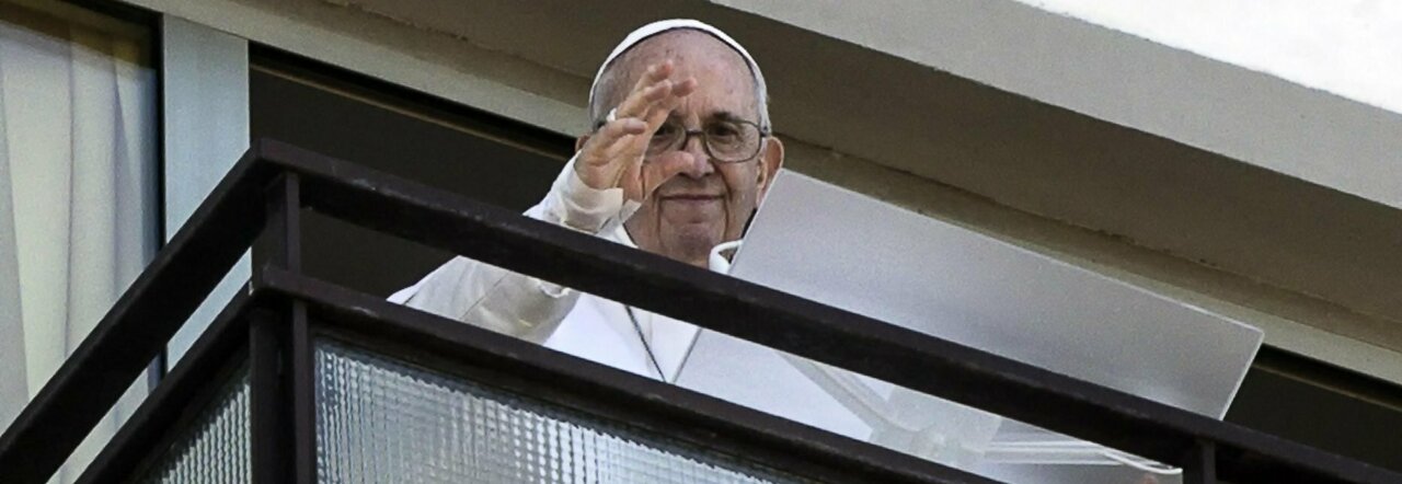 Papa Francesco sta meglio. «Domani in Vaticano». Ma a Pasqua non celebra