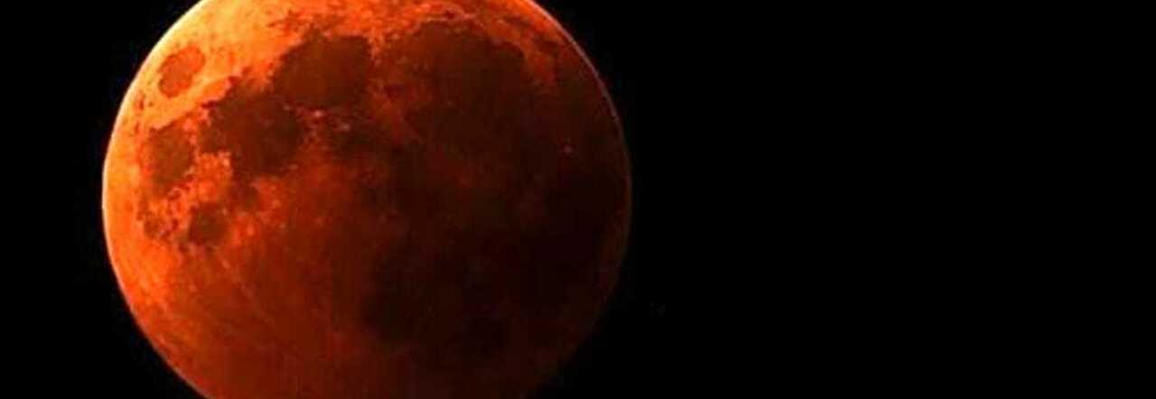 Eclissi di Luna record domani: ecco quando inizierà (ma alcune regioni non la vedranno)