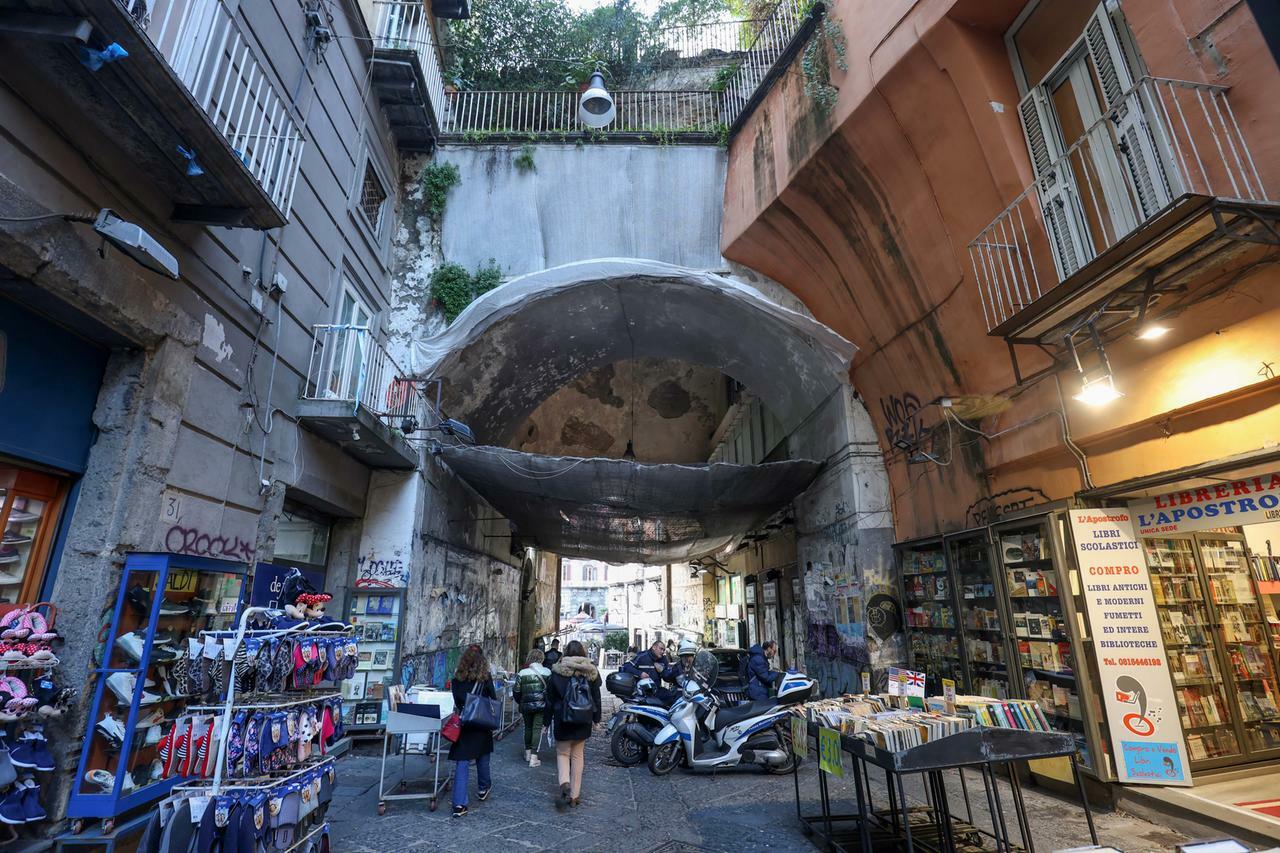 Napoli, a Port’Alba pronte le nuove luci: «Così più sicurezza»