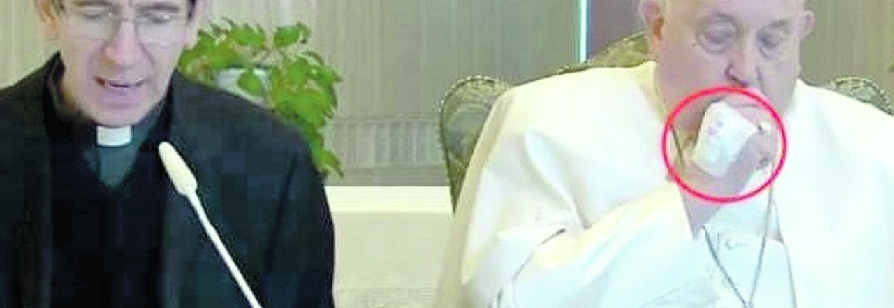 Papa Francesco come sta? L'infiammazione ai polmoni, la cannula e l Angelus non recitato