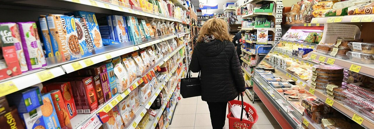 Spesa, i consigli di Csaba della Zorza: «Comprando prodotti sfusi si risparmia il 30%»