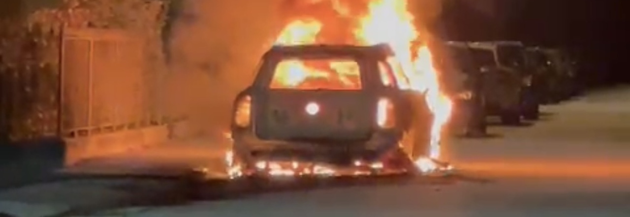 L'auto del carabiniere in fiamme