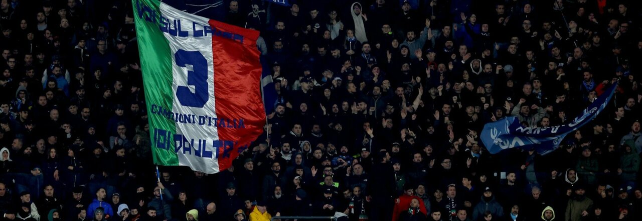 Napoli-Cagliari, calcio d'inizio rinviato di 30 minuti. Forte vento e  ordine pubblico, cosa è successo