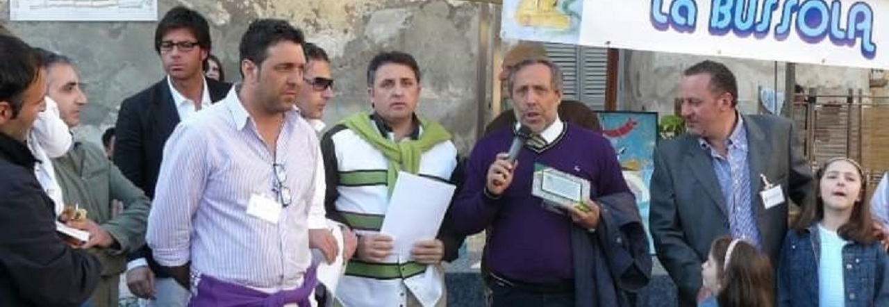 A sinistra la vittima della rapina, Luciano Dell'Aversano Orabona e a destra il sindaco di Lusciano Giuseppe Mariniello