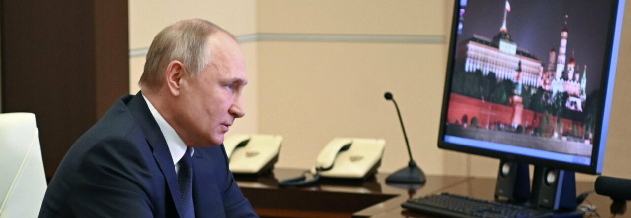 Ucraina, Putin (sotto pressione) promette soldi ai militari. I petrolieri: stop alla guerra