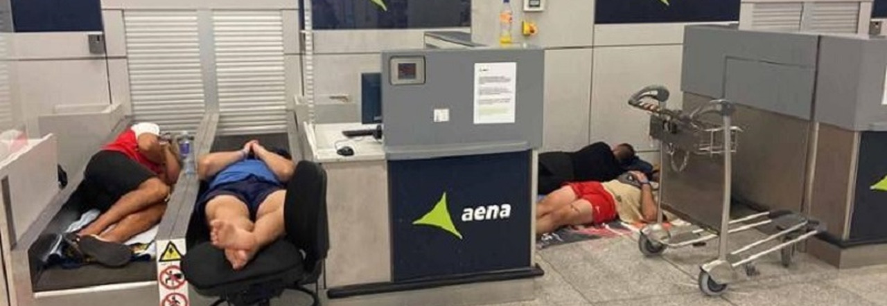 Passeggeri accampati in aeroporto in Spagna